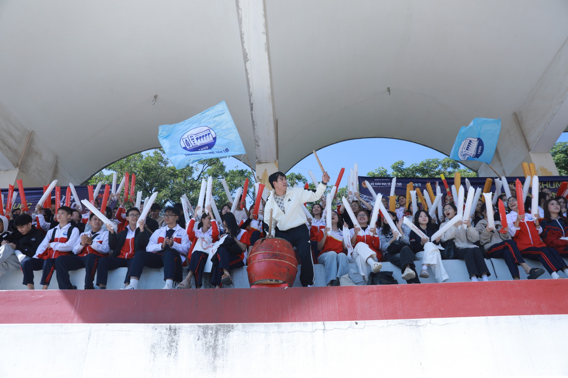 Sinh viên Thủy lợi cổ vũ cho đội bóng đá