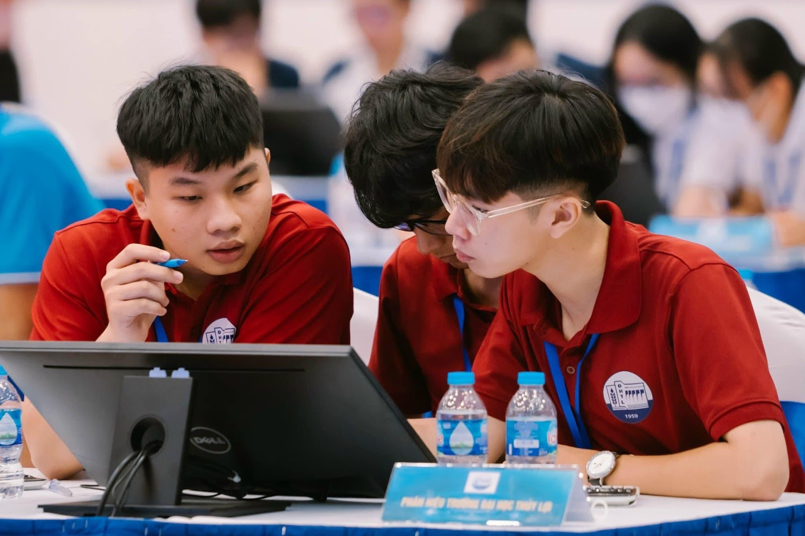 Sinh viên ngành thương mại điện tử Đại học Thủy lợi phân tích dữ liệu trên máy tính