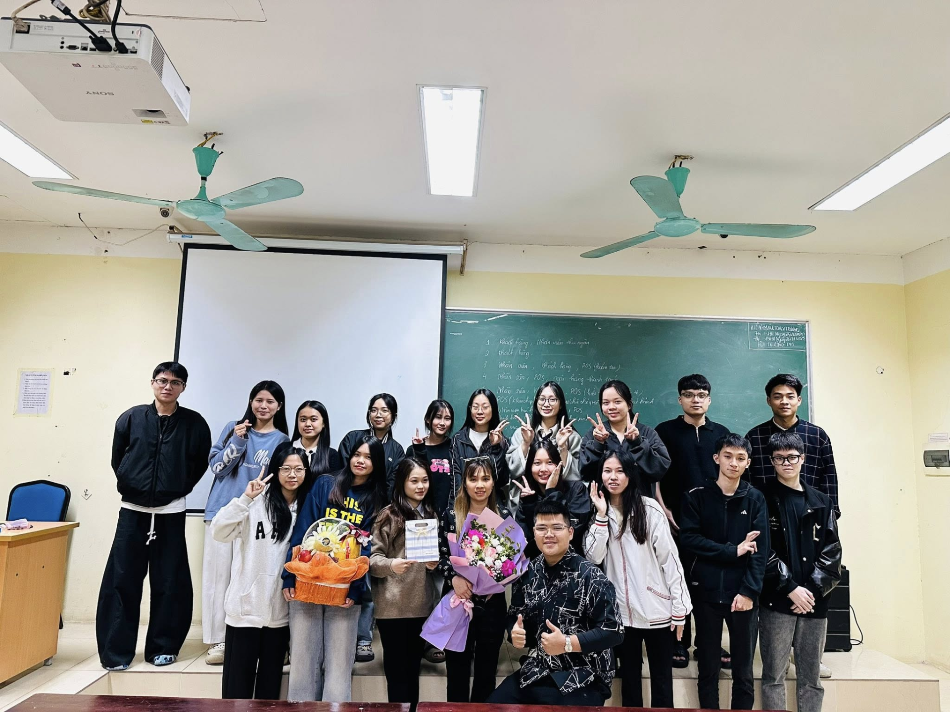 sinh viên ngành Thương mại điện tử tặng quà cho giảng viên